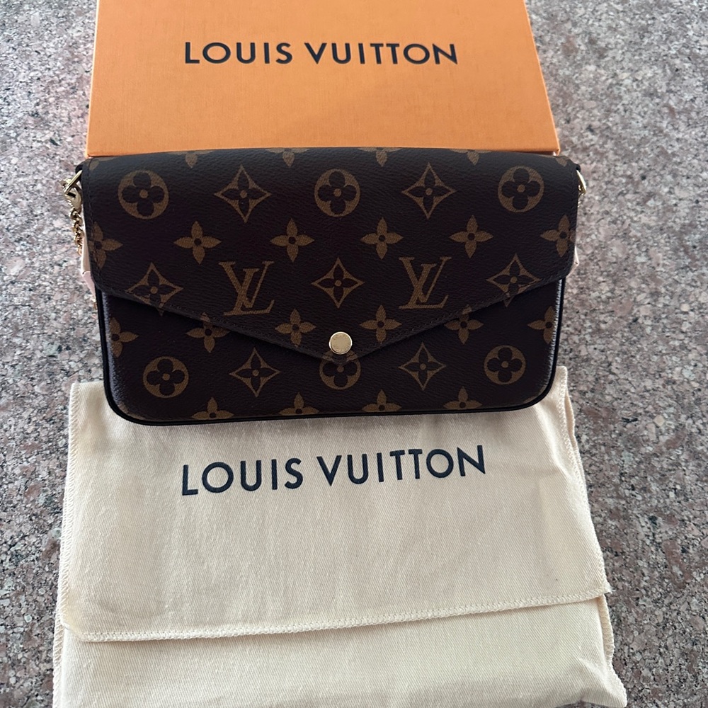 ‼️SOLD‼️Authentic Louis Vuitton Pochette